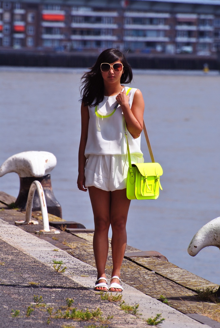 Street Style - Cambridge Satchel Company - Fluo Bag