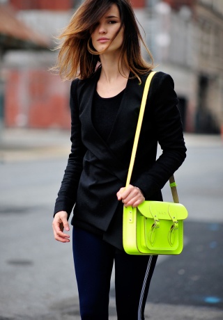 Hanneli Mustparta - Neon Bag